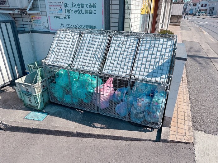 物件外観写真4　(バイク置き場)