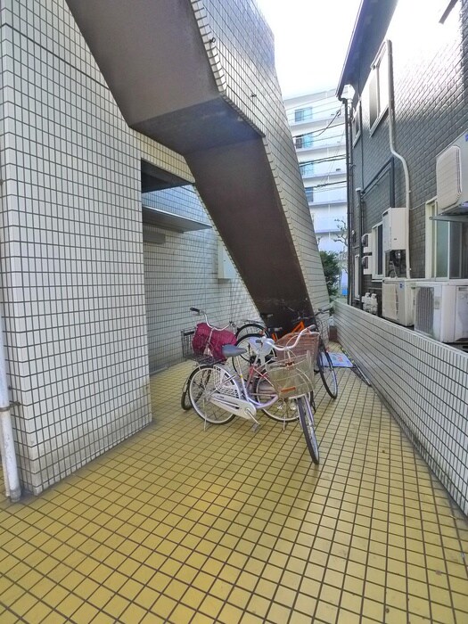 物件外観写真2　(駐輪場)
