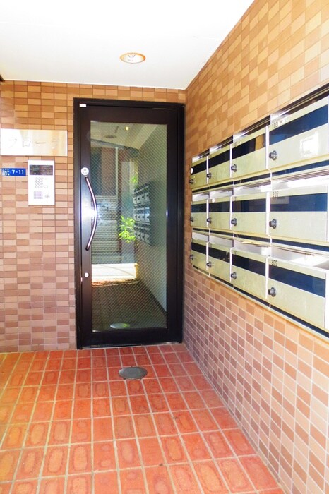 物件外観写真3　(エントランス部分)