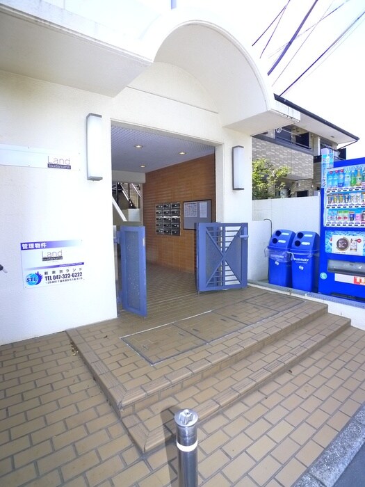 物件外観写真4　(エントランス部分)