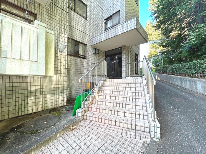 物件外観写真4　(エントランス部分)