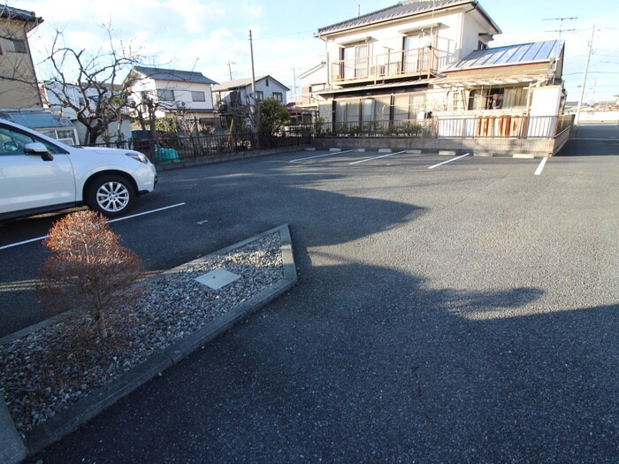 物件外観写真4　(駐車場)