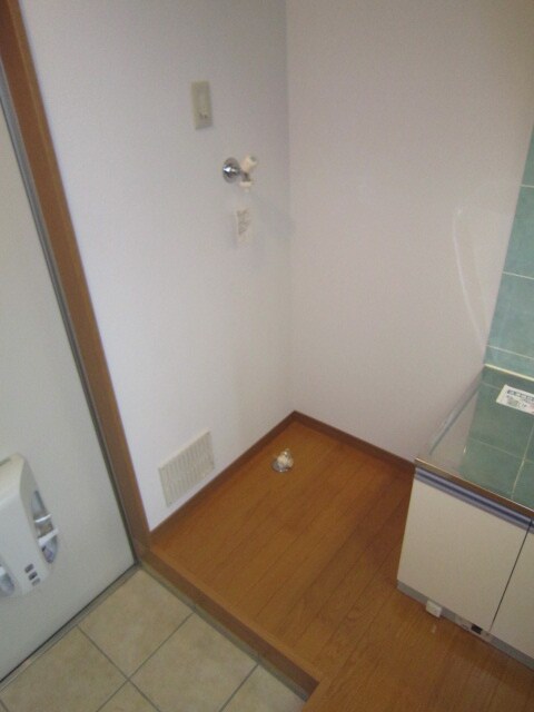 物件内観写真15　(洗濯機置場)