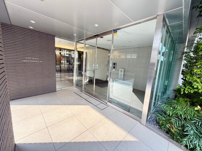 物件外観写真2　(エントランス部分)