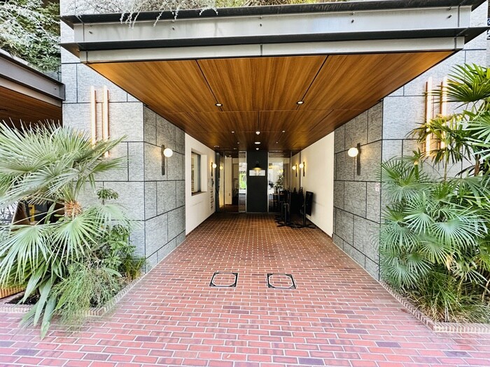 物件外観写真2　(エントランス部分)