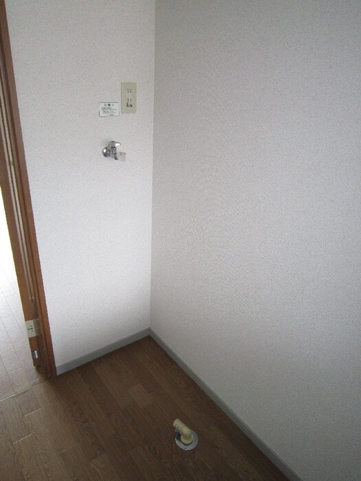 物件内観写真12　(洗濯機置場)