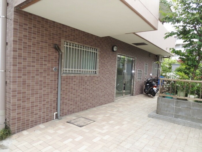 物件外観写真4　(エントランス部分)