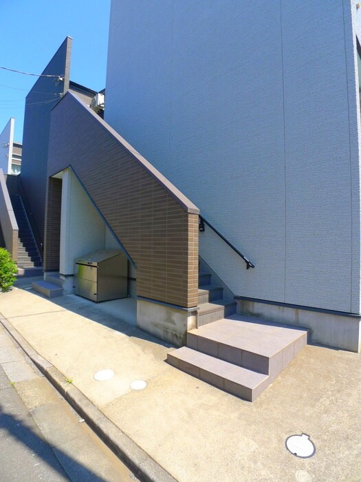 物件外観写真3　(エントランス部分)