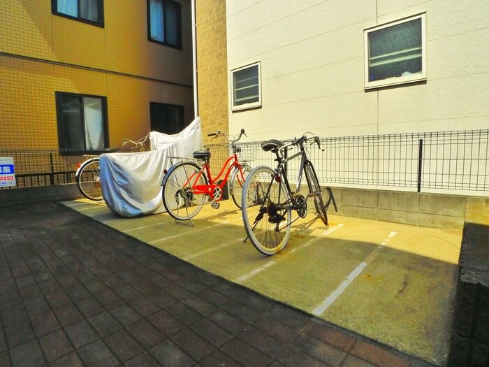 物件外観写真4　(駐輪場)