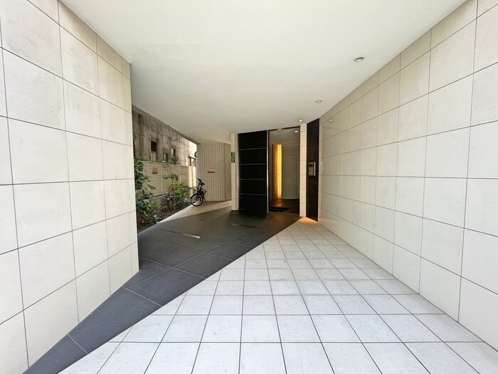 物件外観写真2　(エントランス部分)