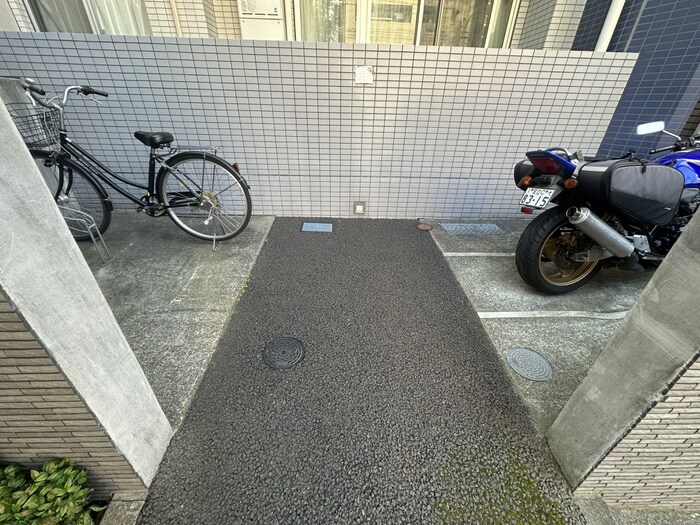 物件外観写真5　(バイク置き場)
