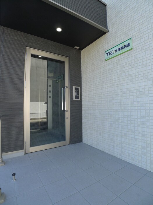 物件外観写真2　(エントランス部分)