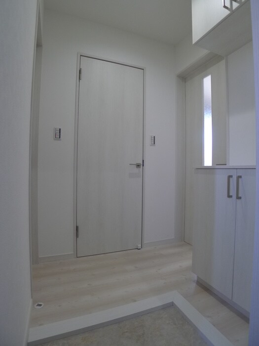 物件内観写真7　(玄関)