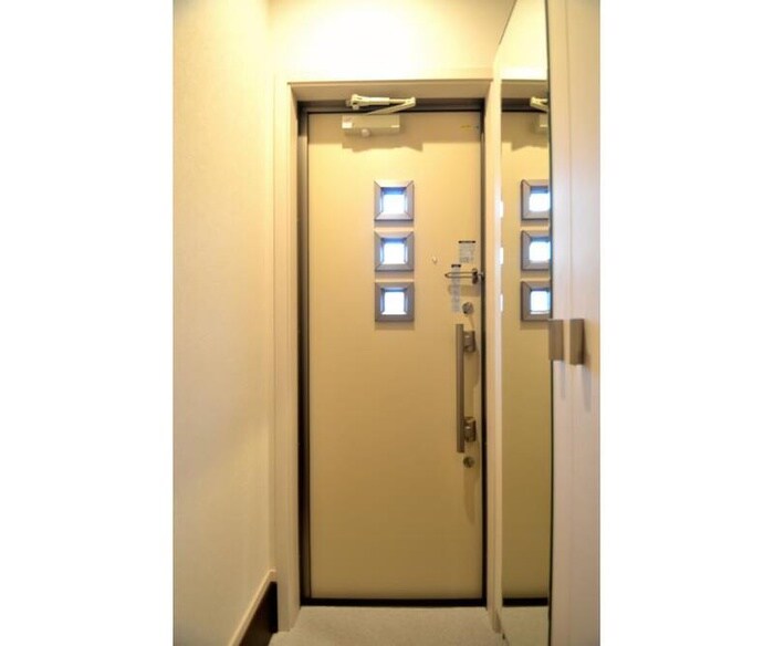 物件内観写真13　(玄関)