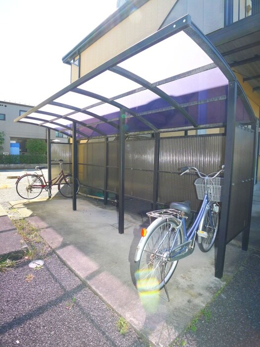 物件外観写真4　(駐輪場)