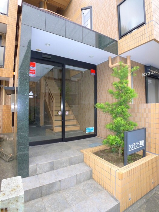 物件外観写真4　(エントランス部分)