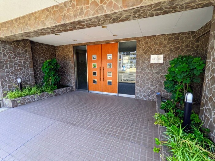 物件外観写真2　(エントランス部分)