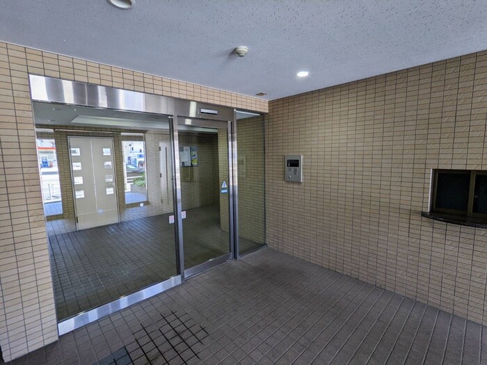 物件外観写真4　(エントランス部分)