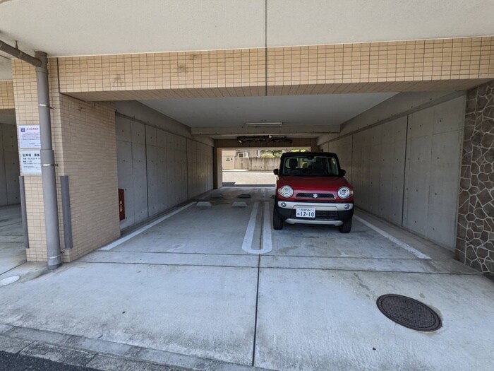 物件外観写真5　(駐車場)