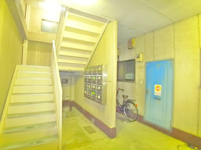 物件外観写真4　(エントランス部分)