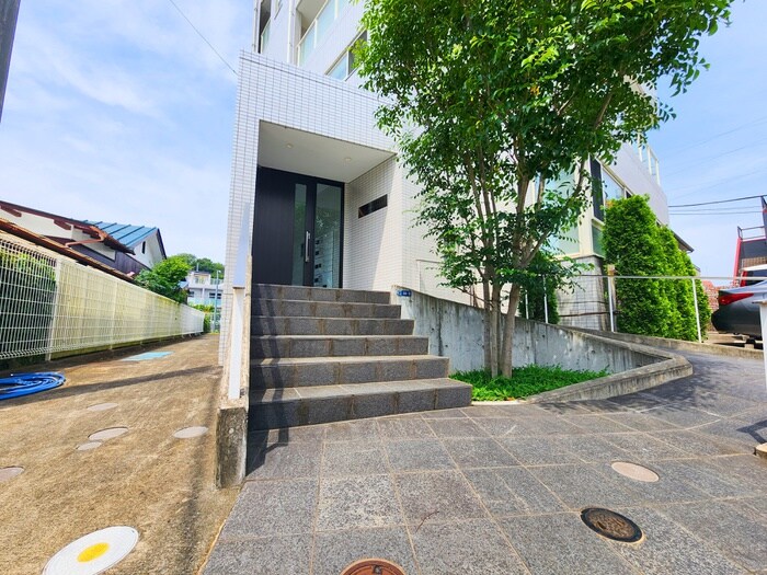 物件外観写真2　(エントランス部分)