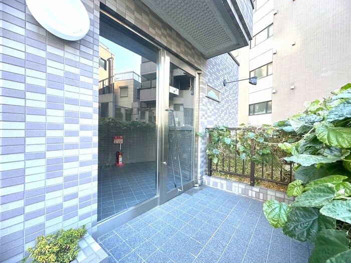 物件外観写真5　(エントランス部分)