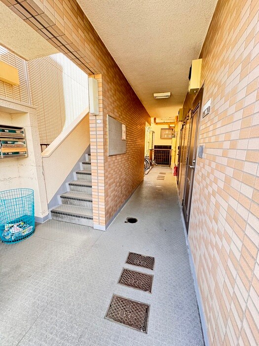 物件外観写真6　(エントランス部分)