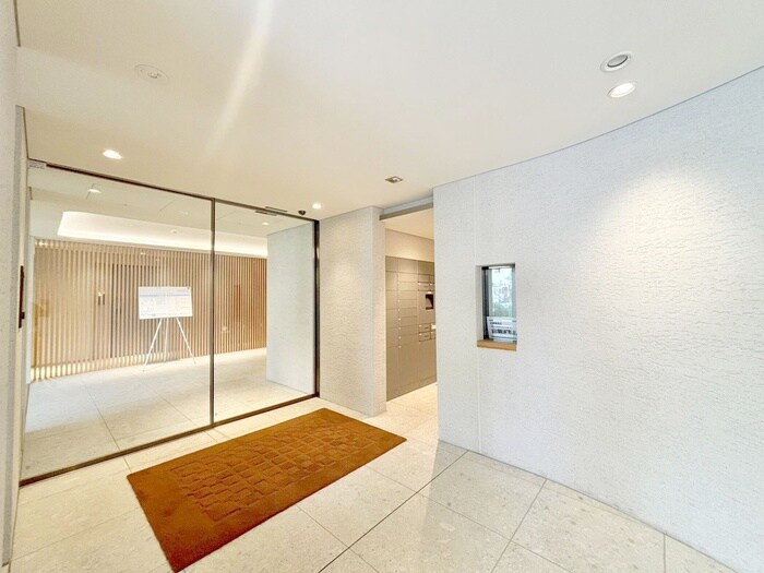 物件外観写真2　(エントランス部分)