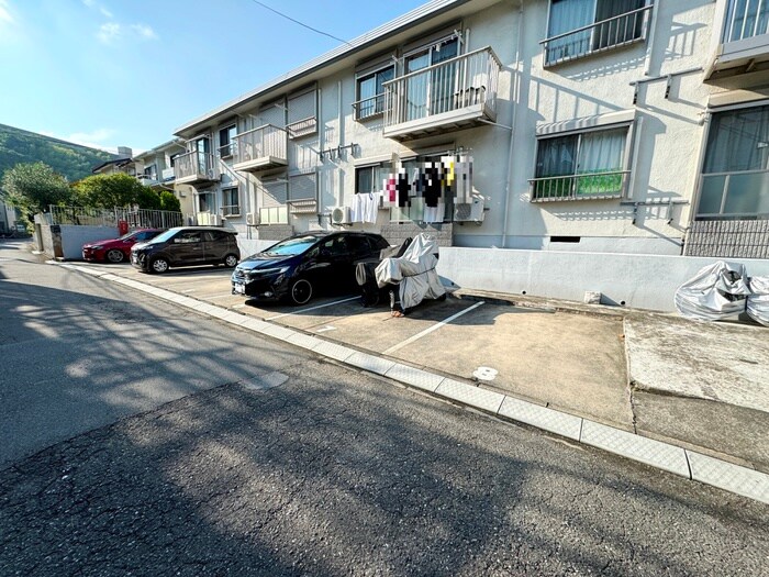 物件外観写真2　(駐車場)