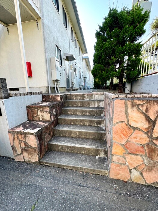 物件外観写真6　(エントランス部分)