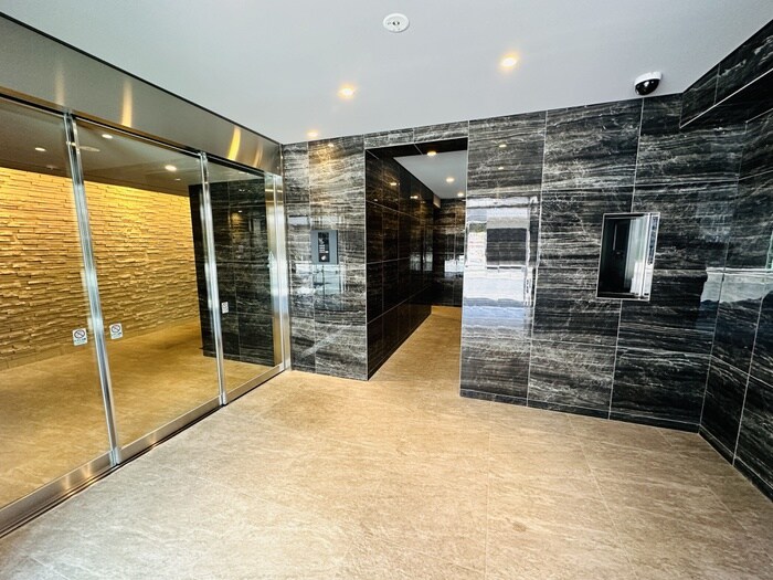 物件外観写真3　(エントランス部分)