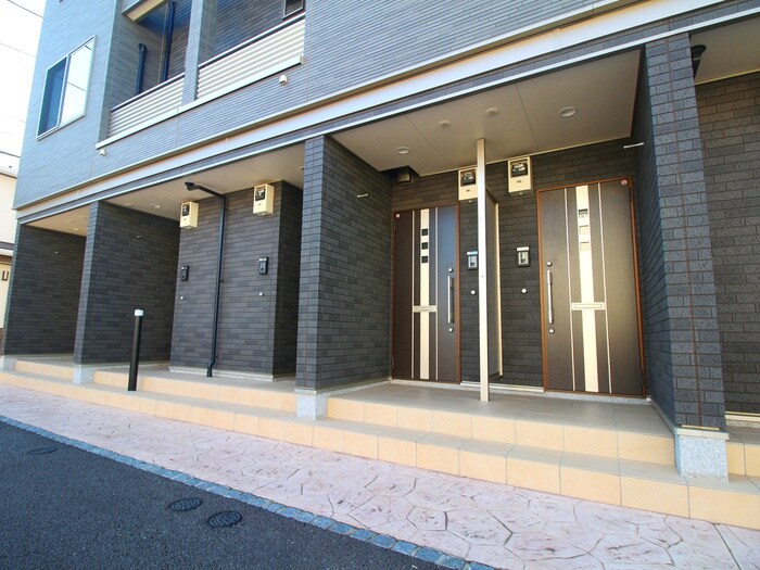 物件外観写真2　(エントランス部分)