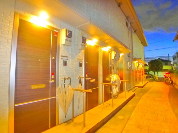 物件外観写真3　(エントランス部分)