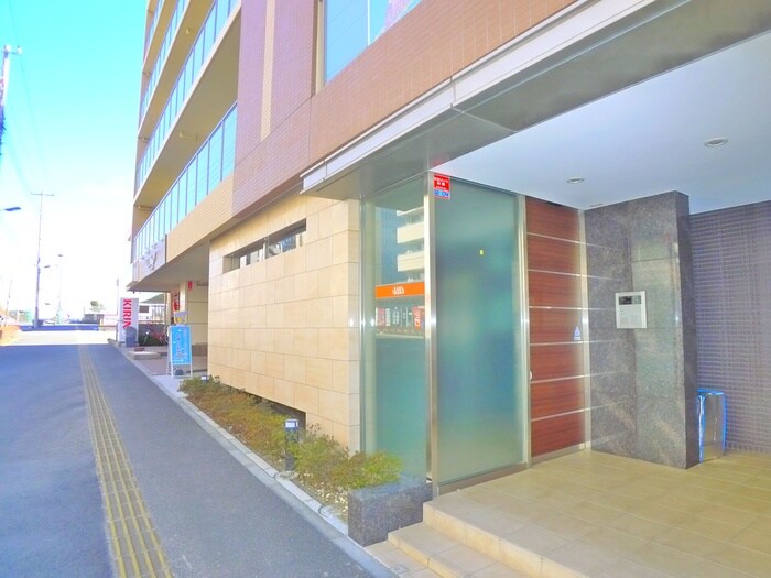 物件外観写真3　(エントランス部分)