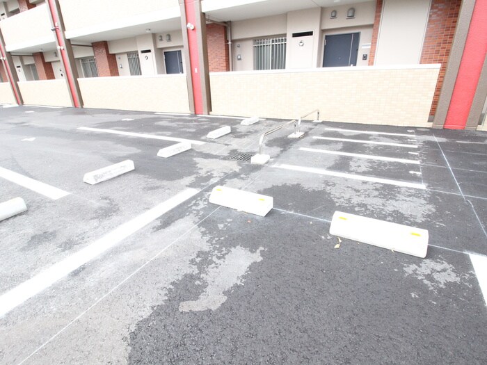 物件外観写真4　(駐車場)