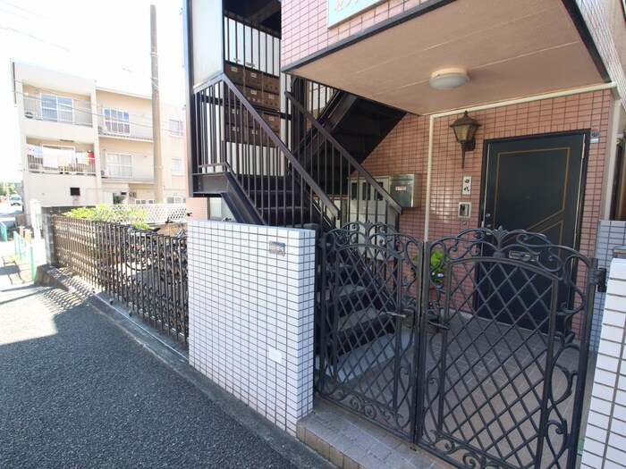 物件外観写真2　(エントランス部分)