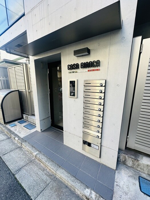 物件外観写真2　(エントランス部分)