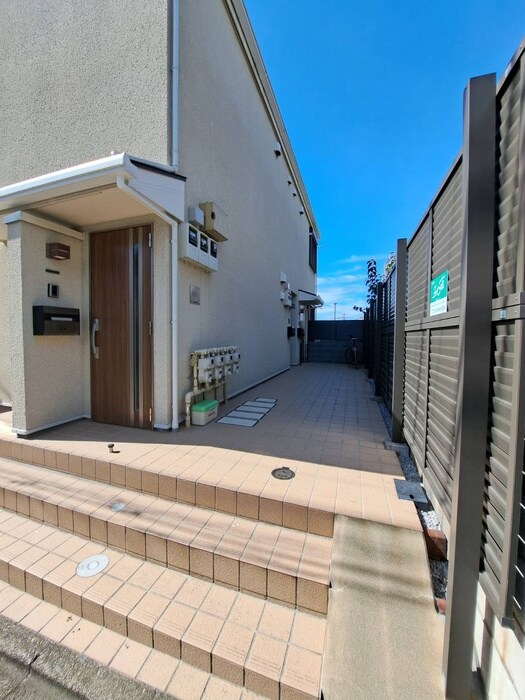 物件外観写真5　(エントランス部分)