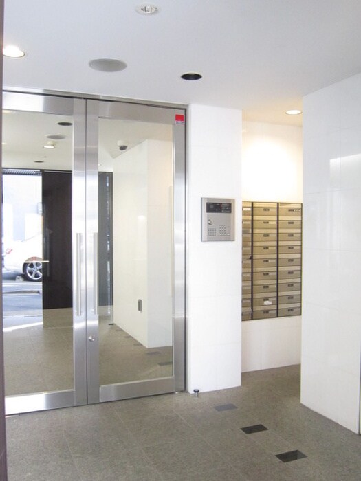 物件外観写真3　(エントランス部分)