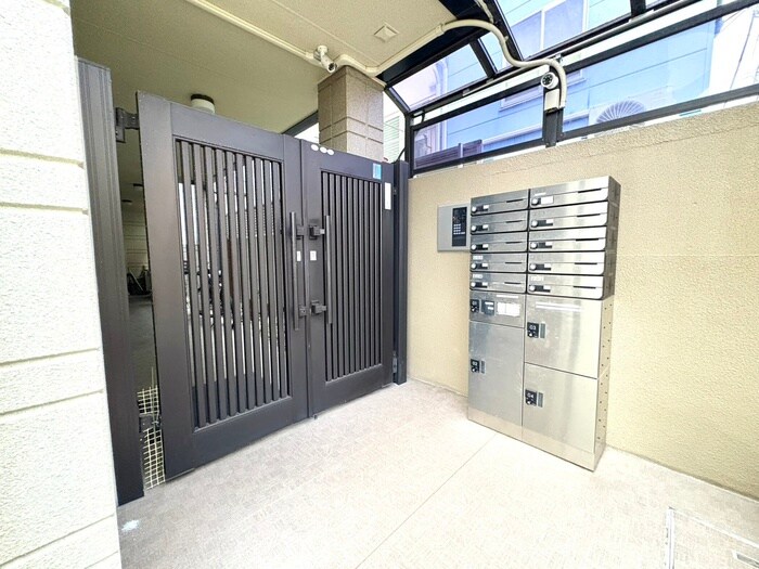 物件外観写真5　(エントランス部分)