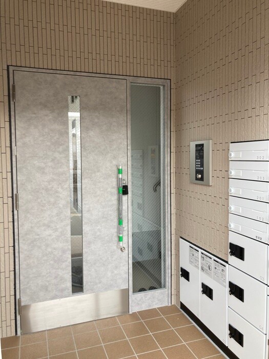 物件外観写真2　(エントランス部分)