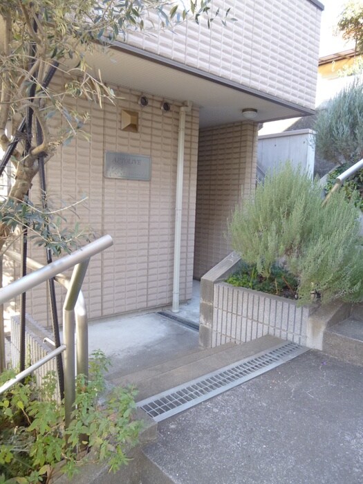 物件外観写真3　(エントランス部分)