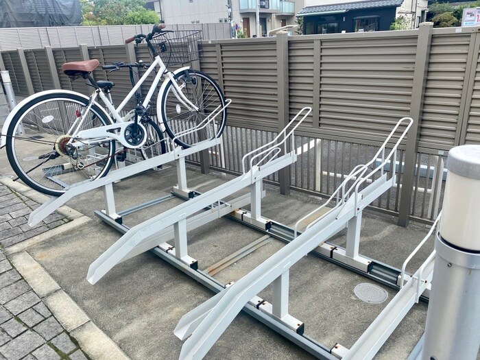 物件外観写真4　(駐輪場)