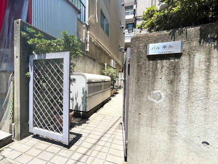 物件外観写真3　(エントランス部分)