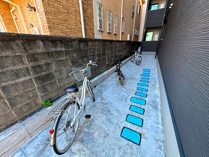 物件外観写真2　(駐輪場)