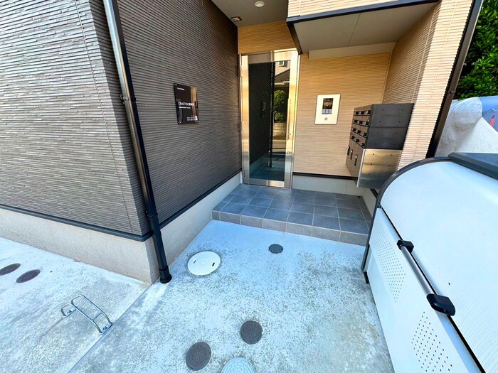 物件外観写真4　(エントランス部分)