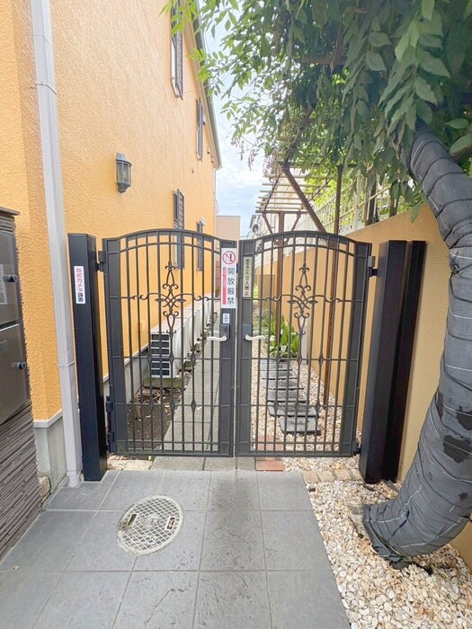 物件外観写真3　(エントランス部分)