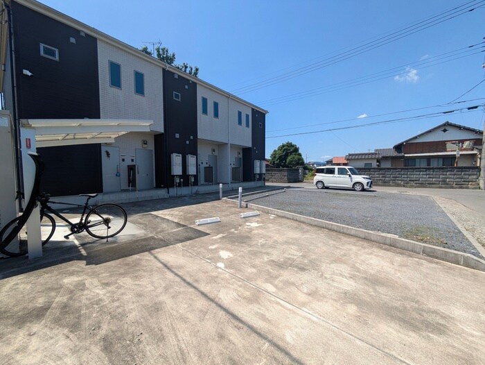 物件外観写真3　(駐車場)
