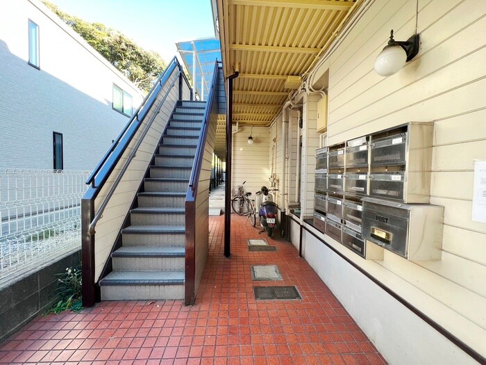 物件外観写真3　(エントランス部分)