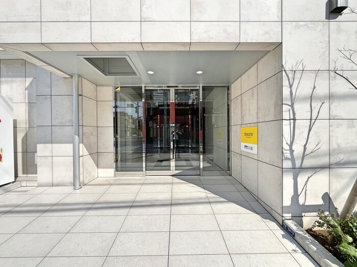 物件外観写真2　(エントランス部分)